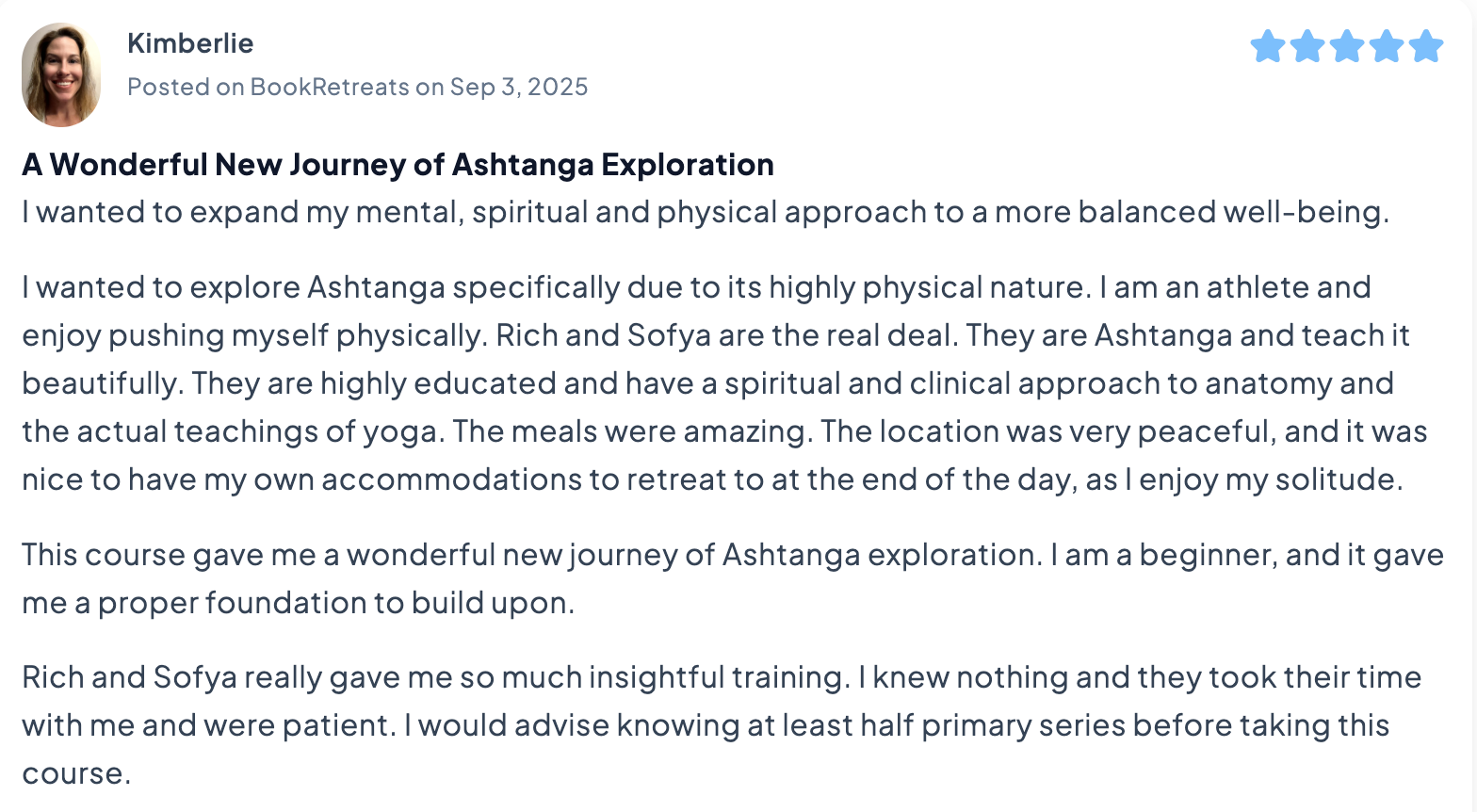 Screenshot of a BookRetreats review by Kimberlie Keen about the 200-hour yoga teacher training